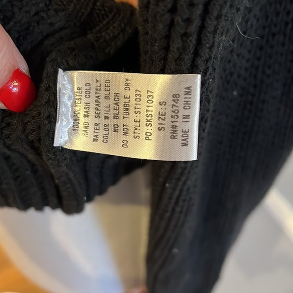 LIKE NEW OFF THE SHOULDER BLACK SWEATER - SIZE SMALL - Picture 8 of 8